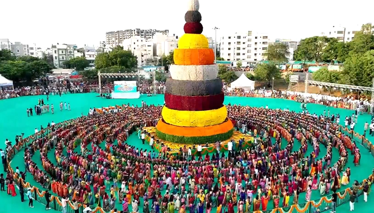 Telangana Bathukamma: తెలంగాణ బతుకమ్మకు.. రెండు గిన్నిస్ రికార్డ్స్