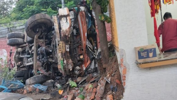 Hyderabad Road Accident: నిద్రమత్తులో డ్రైవింగ్.. టెంపుల్‌ను ఢీకొట్టిన ట్యాంకర్