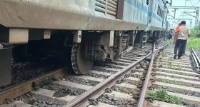 Train Accident: రైలు ఢీకొని.. ఇద్దరు యువకులు మృతి