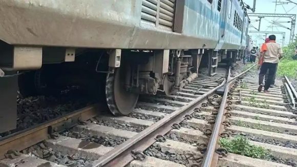 Train Accident: రైలు ఢీకొని.. ఇద్దరు యువకులు మృతి