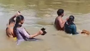 Teachers Stuck in School: ఉద్ధృతంగా వాగు ప్రవాహం.. రాత్రంతా బడిలోనే టీచర్లు!