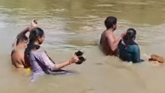 Teachers Stuck in School: ఉద్ధృతంగా వాగు ప్రవాహం.. రాత్రంతా బడిలోనే టీచర్లు!