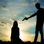 Husband kills Wife: పట్టపగలు నడిరోడ్డుపై.. భార్యను కాల్చి చంపిన భర్త
