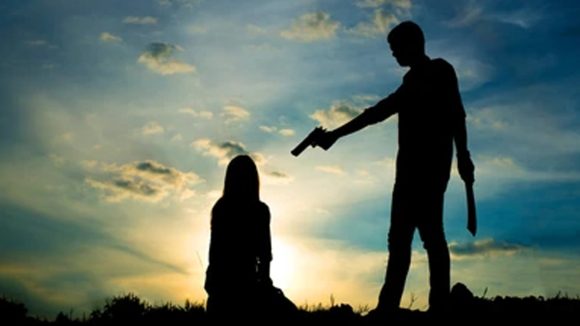 Husband kills Wife: పట్టపగలు నడిరోడ్డుపై.. భార్యను కాల్చి చంపిన భర్త