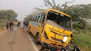 School Bus Accident: బోల్తా పడ్డ ప్రైవేట్ స్కూల్ బస్సు.. స్పాట్ లోనే 20 మంది విద్యార్ధులు