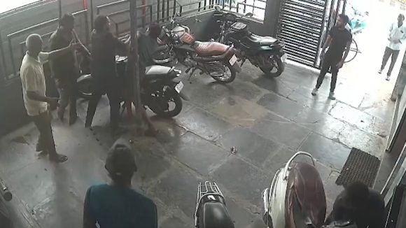 Ongole Bar Attack: మద్యం మత్తులో.. పొట్టు పొట్టు కొట్టుకున్న మందుబాబులు
