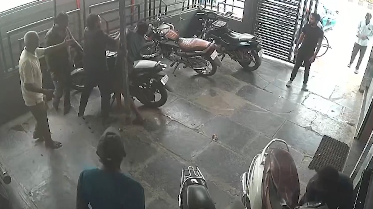 Ongole Bar Attack: మద్యం మత్తులో.. పొట్టు పొట్టు కొట్టుకున్న మందుబాబులు