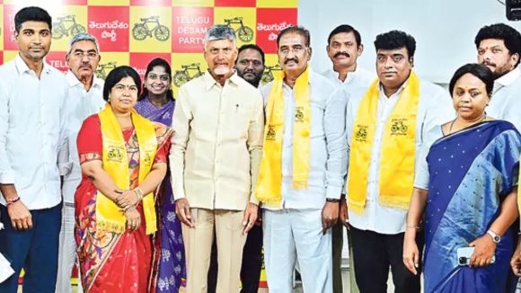 MLCs Jump: ముగ్గురు ఎమ్మెల్సీలు జంప్.. తేలు కుట్టిన దొంగలా వైసీపీ
