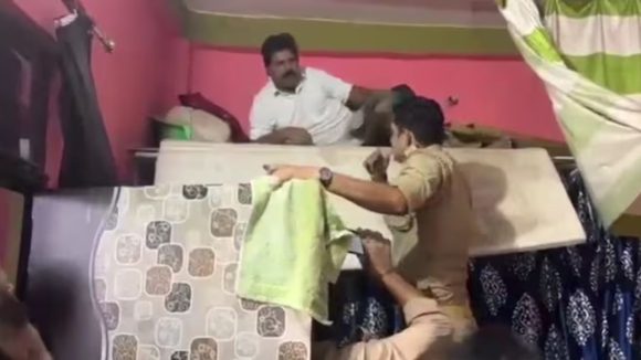 Samajwadi Leader: పరుపు చాటున దాక్కున్న నాయకుడు.. బెడ్ రూమ్ నుంచి లాక్కొచ్చి అరెస్ట్ చేసిన పోలీసులు