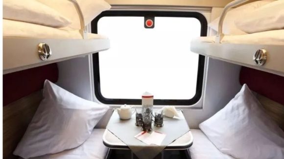 Stealing Bedsheets: ఏసీ కోచ్ లో దుప్పట్లు దొంగతనం చేసి రెడ్ హ్యాండెడ్ గా దొరికిన రిచ్ ఫ్యామిలీ