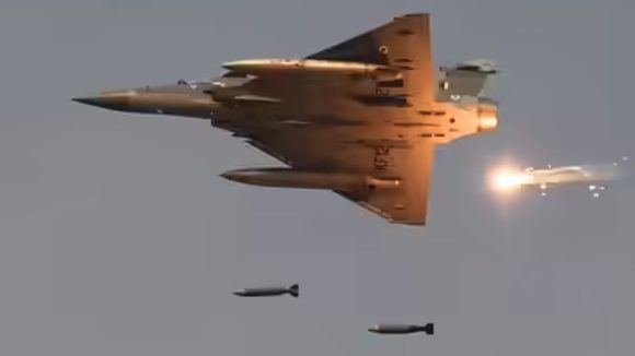 Pakistan Military: సొంత ప్రజలపైనే బాంబుల వర్షం కురిపించిన పాక్ జెట్స్.. 30 మందికి పైగా దుర్మరణం