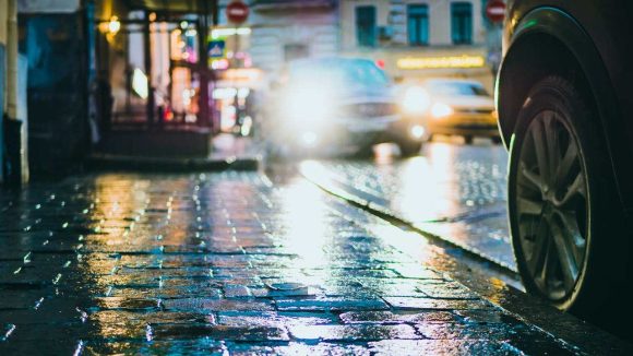 Road Safety: కళ్లలో లైట్లు కొడుతున్నారా? ఇక మీ ఆటలు సాగవు.. ఇలా చేయకపోతే జరిమానా తప్పదు! Road Safety: కళ్లలో లైట్లు కొడుతున్నారా? ఇక మీ ఆటలు సాగవు.. ఇలా చేయకపోతే జరిమానా తప్పదు!