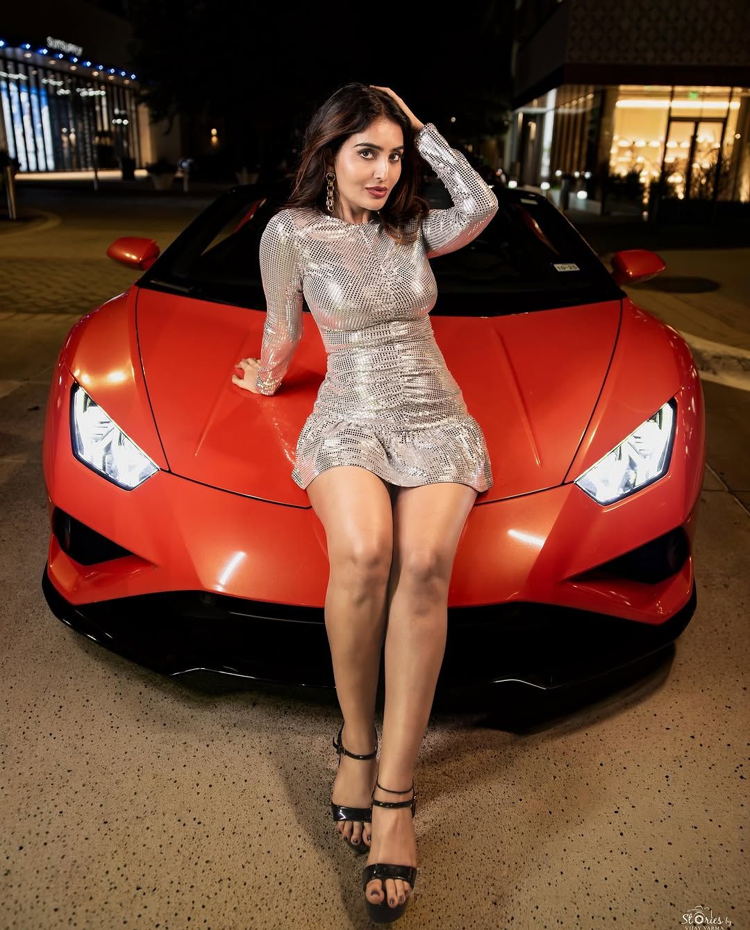 Ananya Nagalla: హీట్ పెంచుతున్న తెలుగమ్మాయి.. మినీ ఫ్రాక్ లో..