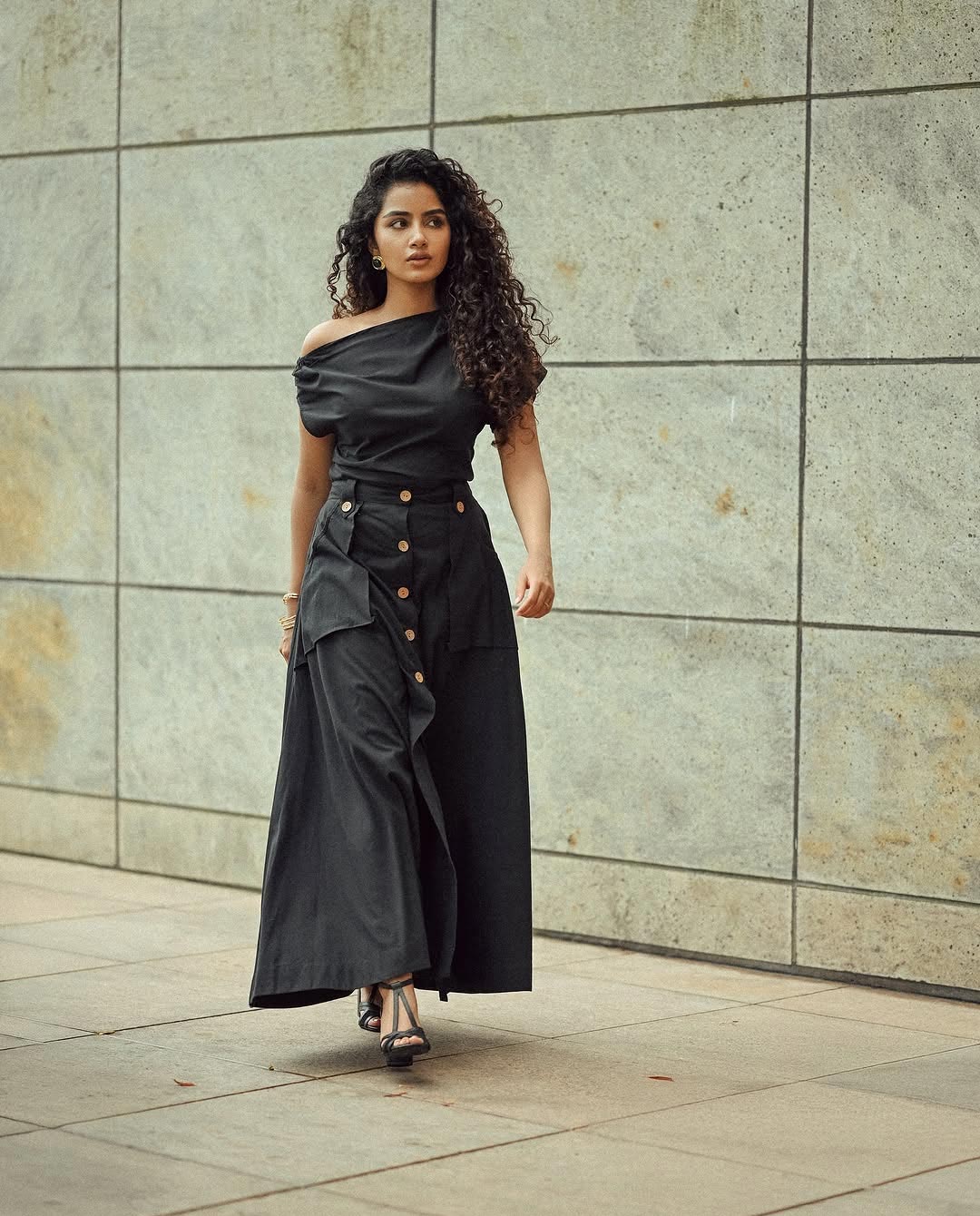 Anupama Parameswaran: బ్లాక్‌ డ్రెస్‌లో స్టైలిష్‌ అనుపమ.. అదిరిపోయే లుక్స్‌తో మతిపోగోడుతోన్న ముద్దుగుమ్మ