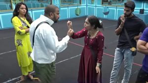 Bigg Boss 9 Promo: నామినేషన్స్‌లో రచ్చ రచ్చ.. కోడిగుడ్డుపై ఈకలు పీకుతా.. శ్రీజపై మాస్క్ మ్యాన్ ఫైర్
