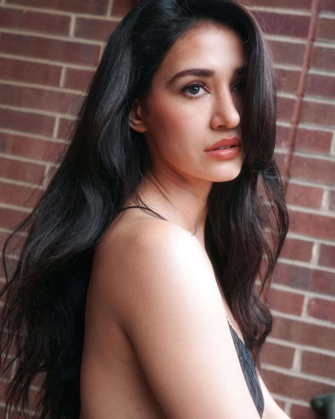 Dishapatani :  బ్యాక్ లెస్ అందాలతో పిచ్చెక్కిస్తున్న దిశా.. పిల్లలు కళ్లు మూసుకోండి..!