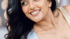 Eesha Rebba: షర్ట్‌ బటన్స్‌ విప్పెసి.. బెడ్‌పై పడుకుని అందాలు ఆరబోసిన తెలుగమ్మాయి ఈషా