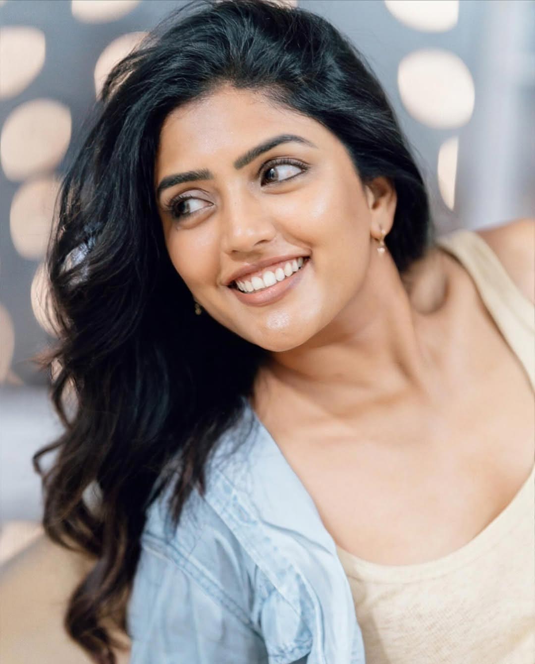 Eesha Rebba: షర్ట్‌ బటన్స్‌ విప్పెసి.. బెడ్‌పై పడుకుని అందాలు ఆరబోసిన తెలుగమ్మాయి ఈషా