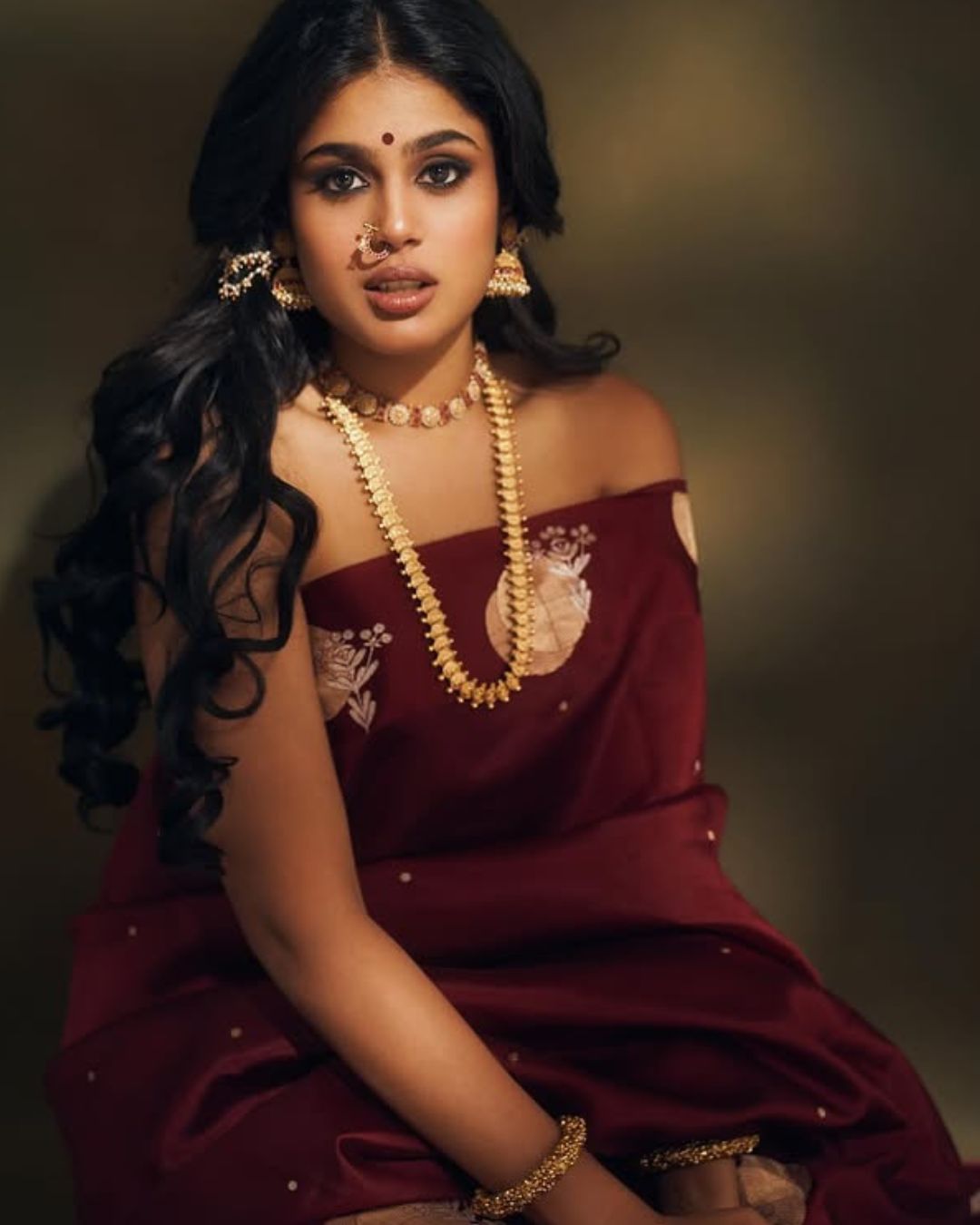 Faria Abdullah : జారుతున్న పైటతో ఫరియా కొంటె ఫోజులు.. తట్టుకోవడం కష్టం పాప..!