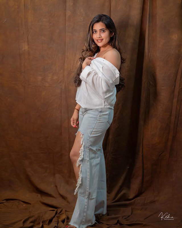 Sravanthi Chokarapu Photo Gallery  