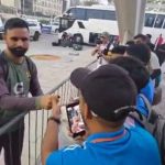 IND Vs PAK : టీమిండియా ఫ్యాన్స్ కు పాకిస్థాన్ ఆట‌గాడు ఆటోగ్రాఫ్‌…!