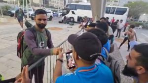 IND Vs PAK : టీమిండియా ఫ్యాన్స్ కు పాకిస్థాన్ ఆట‌గాడు ఆటోగ్రాఫ్‌…!