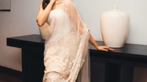 Meenakshi Chaudary : చీరలో మనసు దోచుకున్న మీనాక్షి.. అబ్బా చూడకుండా ఉండలేరు..!
