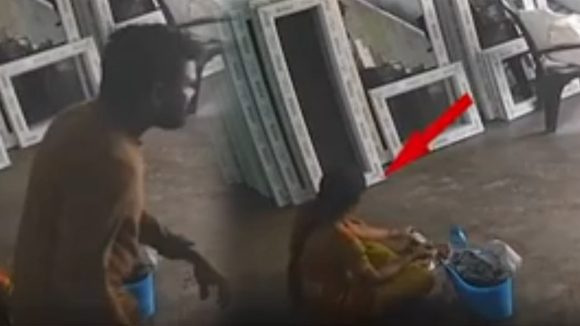 Khammam: ఖానాపురంలో దారుణం.. కూర వేయలేదని మహిళపై గొడ్డలితో దాడి