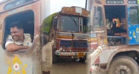 Urea Shortage: యూరియా కోసం రైతుల కష్టాలు.. లారీ డ్రైవర్‌గా మారిన కానిస్టేబుల్