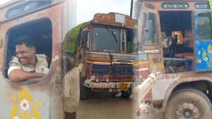 Urea Shortage: యూరియా కోసం రైతుల కష్టాలు.. లారీ డ్రైవర్‌గా మారిన కానిస్టేబుల్