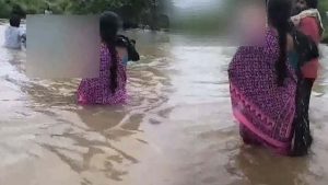 Eluru Dist: గోదావరి వరదలో.. గుండెపోటుతో వ్యక్తి మృతి