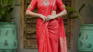 Nanditha Swetha : రెడ్ శారీలో ఘాటేక్కిస్తున్న నందిత శ్వేత.. ఎంత అందంగా ఉందో..
