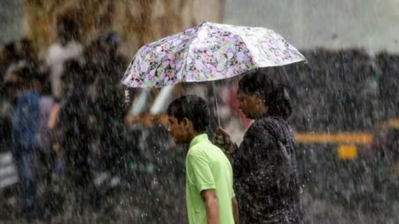 AP Rains: ఏపీపై ఉపరితల ద్రోణి ఎఫెక్ట్.. రేపు ఈ జిల్లాల్లో భారీ వర్షాలు