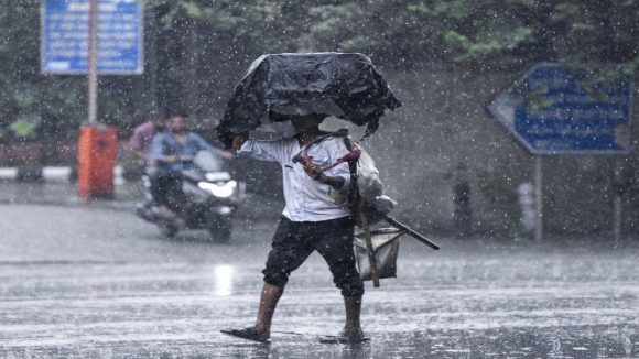 AP Rains: రాగల 24 గంటల్లో అల్పపీడనం ఏర్పడే ఛాన్స్.. రేపు ఈ జిల్లాల్లో భారీ వర్షాలు