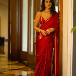 Shriya Saran: అమృతం గానీ తాగేశావా ఏంటీ? 42 ఏళ్లలోనూ ఏంటా అందం.. ఎర్ర చీరలో కైపెక్కిస్తున్న శ్రియా!