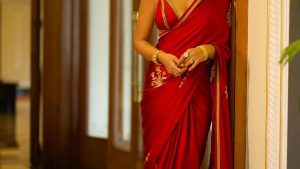 Shriya Saran: అమృతం గానీ తాగేశావా ఏంటీ? 42 ఏళ్లలోనూ ఏంటా అందం.. ఎర్ర చీరలో కైపెక్కిస్తున్న శ్రియా!