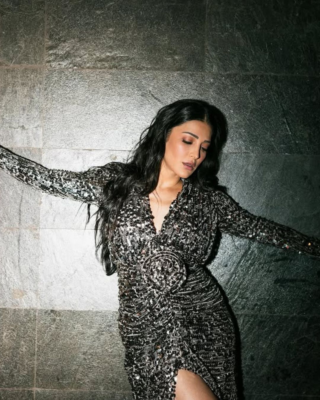Shruthi Haasan : కిల్లింగ్ లుక్ లో మైండ్ బ్లాక్ చేస్తున్న శృతి హాసన్.. ఆ పోజులేంటి పాప..!