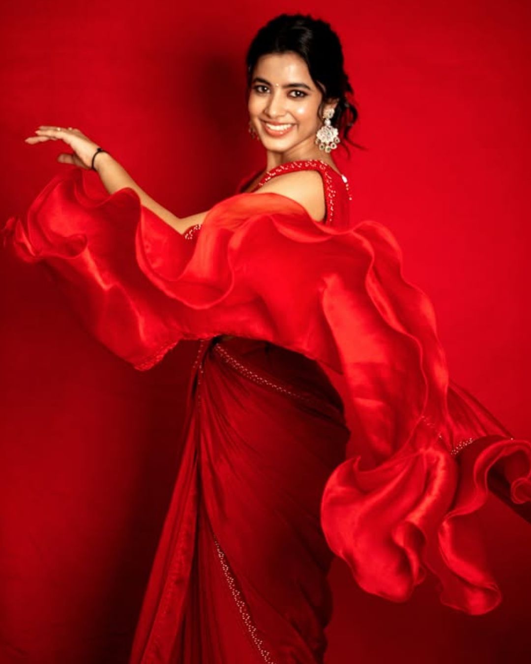 Sivani Nagaram: రెడ్ శారీలో ఘాటేక్కిస్తున్న శివాని.. ఇంత అందాన్ని చూడకుండా ఉండలేరు..!