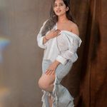 Sravanthi Chokkarapu : బట్టలను చింపుకొని ఆ పోజులేంటి తల్లి.. చూసేవాళ్లకు మెంటలెక్కడం పక్కా..