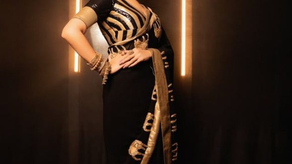 Sreemukhi : బ్లాక్ శారీలో శ్రీముఖి అందాలు చూడతరమా.. కుర్రాళ్ళు తట్టుకోవడం కష్టమే.. Sreemukhi : బ్లాక్ శారీలో శ్రీముఖి అందాలు చూడతరమా.. కుర్రాళ్ళు తట్టుకోవడం కష్టమే..