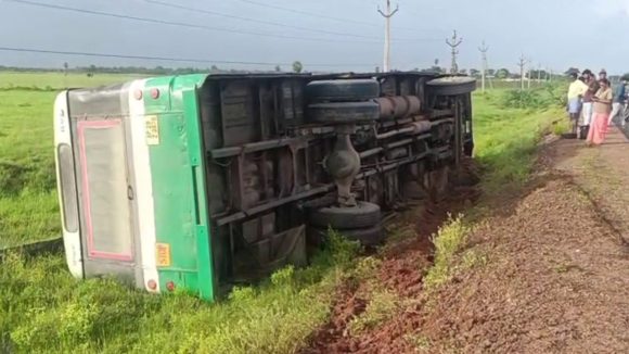 Nellore Bus Accident: నెల్లూరులో ఆర్టీసీ బస్సు బోల్తా.. ప్రయాణికులంతా..