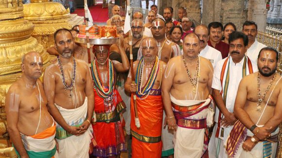 Tirumala Diwali Asthanam: తిరుమల శ్రీవారి ఆలయంలో ఘనంగా దీపావళి ఆస్థానం..  ఆర్జిత సేవలు రద్దు