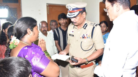 DGP Shivadhar Reddy: కానిస్టేబుల్ ప్రమోద్ కుటుంబానికి అండగా ఉంటాం: డీజీపీ శివధర్ రెడ్డి