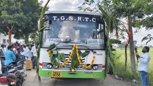 Bus Service: ఎట్టకేలకు ఆ ఊరికి బస్సు సర్వీస్ ప్రారంభం.. 30 ఏళ్ల కల నెరవేరిన వేళ గ్రామస్తుల హర్షం..