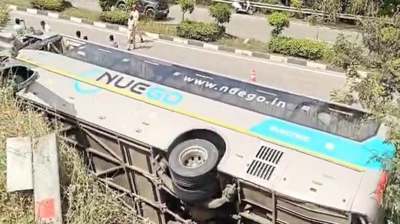 Bus Accident: బోల్తా పడ్డ న్యూగో ట్రావెల్స్ బస్సు.. స్పాట్లోనే 20 మంది Bus Accident: బోల్తా పడ్డ న్యూగో ట్రావెల్స్ బస్సు.. స్పాట్లోనే 20 మంది