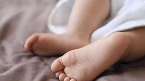 Khammam Tragedy: టూత్ పేస్ట్ అనుకుని ఎలుకల మందు తిని.. మూడేళ్ల చిన్నారి మృతి Khammam Tragedy: టూత్ పేస్ట్ అనుకుని ఎలుకల మందు తిని.. మూడేళ్ల చిన్నారి మృతి