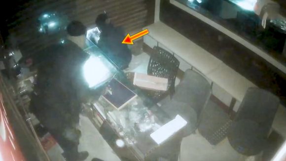 Gold Theft: నిజామాబాద్లో దొంగల బీభత్సం.. భారీగా బంగారం, వెండి నగలు చోరీ Gold Theft: నిజామాబాద్లో దొంగల బీభత్సం.. భారీగా బంగారం, వెండి నగలు చోరీ