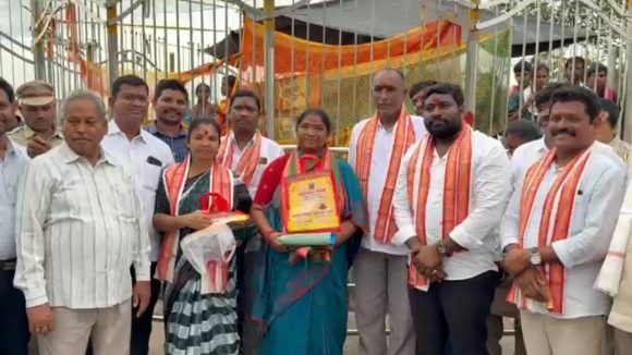 Minister Seethakka: సమ్మక్క సారలమ్మ ఆలయ అభివృద్ధి పనులను పరిశీలించిన మంత్రి సీతక్క.. డిసెంబర్ నాటికి పూర్తి చేయాలని ఆదేశం Minister Seethakka: సమ్మక్క సారలమ్మ ఆలయ అభివృద్ధి పనులను పరిశీలించిన మంత్రి సీతక్క.. డిసెంబర్ నాటికి పూర్తి చేయాలని ఆదేశం