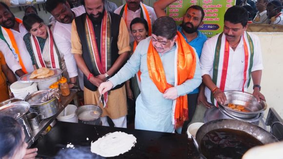 Ponnam Prabhakar: జూబ్లీహిల్స్ బైపోల్.. ఎన్నికల ప్రచారంలో పార్టీలు, దోసెలు వేసిన మంత్రి పొన్నం Ponnam Prabhakar: జూబ్లీహిల్స్ బైపోల్.. ఎన్నికల ప్రచారంలో పార్టీలు, దోసెలు వేసిన మంత్రి పొన్నం