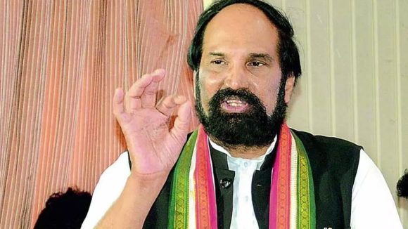 Uttam Kumar Reddy: రాజస్థాన్లో ఒప్పు.. తెలంగాణలో తప్పా? అజాహరుద్దీన్కు మంత్రి పదవిపై ఉత్తమ్ ఆసక్తికర వ్యాఖ్యలు Uttam Kumar Reddy: రాజస్థాన్లో ఒప్పు.. తెలంగాణలో తప్పా? అజాహరుద్దీన్కు మంత్రి పదవిపై ఉత్తమ్ ఆసక్తికర వ్యాఖ్యలు